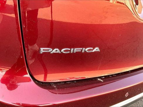 Used 2023 Chrysler Pacifica Touring-L FWD image 8