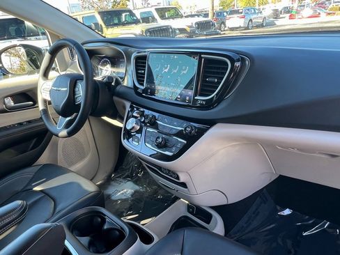 Certified 2024 Chrysler Pacifica Touring-L image 12