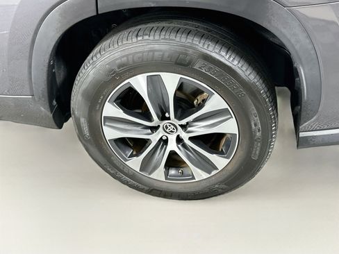 Used 2023 Toyota Highlander XLE FWD image 11