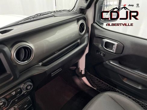 Used 2020 Jeep Wrangler Unlimited Sahara AWD/4WD image 30