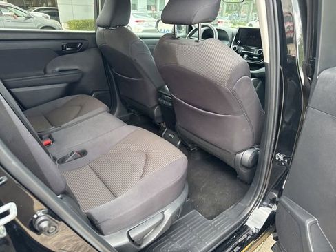 Used 2024 Toyota Highlander LE FWD image 17