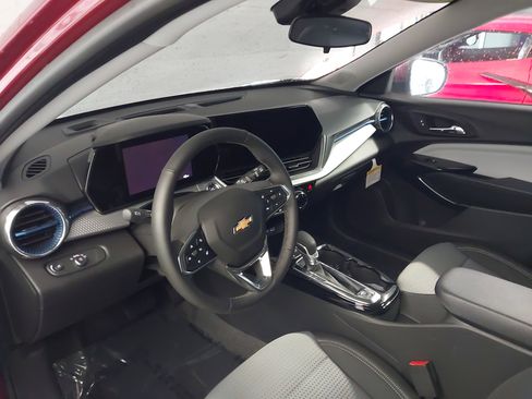 Used 2025 Chevrolet Trax LT w/ Driver Confidence Package image 2