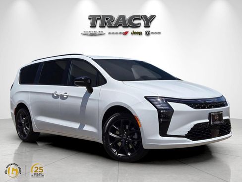 New 2027 Chrysler Pacifica Limited w/ Family Tech Group AWD/4WD image 1