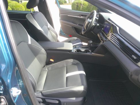 Used 2025 Toyota Camry SE w/ Convenience Package image 38