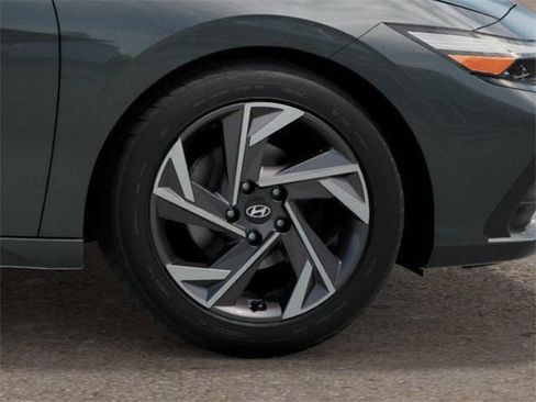 Used 2025 Hyundai Elantra SEL FWD image 10