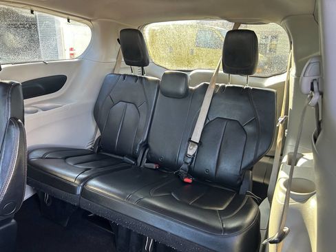 Used 2020 Chrysler Pacifica Touring-L image 24