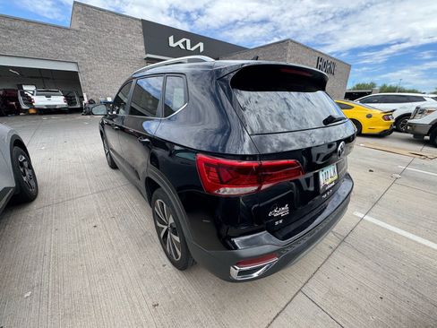 Used 2022 Volkswagen Taos SE FWD image 3