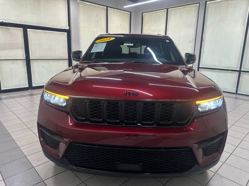 Used 2024 Jeep Grand Cherokee Altitude AWD/4WD image 12