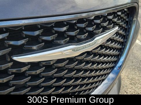 Used 2018 Chrysler 300 S w/ 300S Premium Group RWD image 5