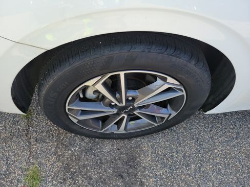 Used 2022 Kia Forte LXS w/ LXS Technology Package FWD image 7