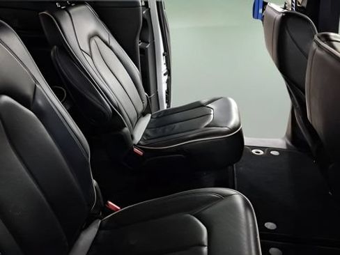 Used 2025 Chrysler Pacifica Limited FWD image 13
