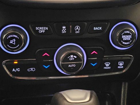 Used 2017 Jeep Cherokee Trailhawk AWD/4WD image 14