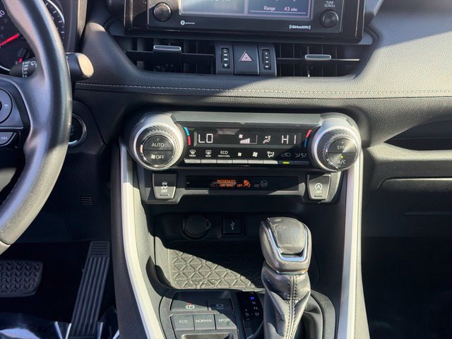 Used 2020 Toyota RAV4 XLE Premium FWD image 17