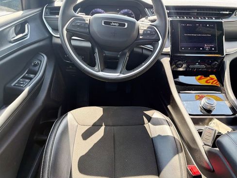 Used 2024 Jeep Grand Cherokee Altitude image 17