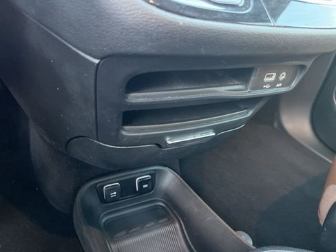 Used 2018 Chrysler Pacifica Limited w/ Tire & Wheel Group FWD image 27