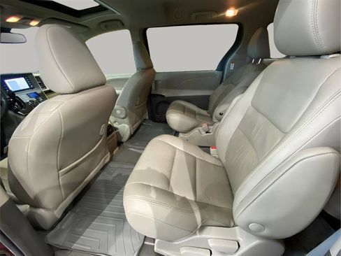 Used 2019 Toyota Sienna XLE w/ XLE Navigation Package image 11