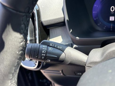 Used 2023 Volvo XC40 B5 Plus image 26