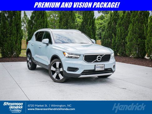 Used 2019 Volvo XC40 T5 Momentum AWD/4WD image 1