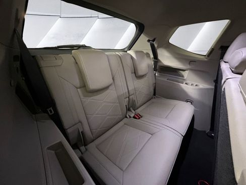 Used 2025 Volkswagen Atlas SE image 16