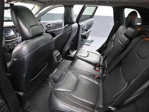 Used 2015 Jeep Cherokee Limited w/ Luxury Group AWD/4WD image 40