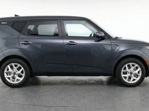 Used 2025 Kia Soul LX w/ LX Technology Package FWD image 11