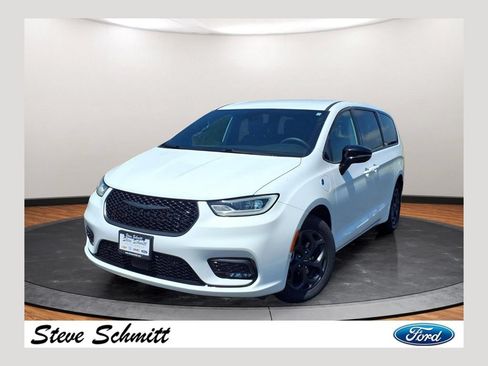 Used 2024 Chrysler Pacifica Limited FWD image 1