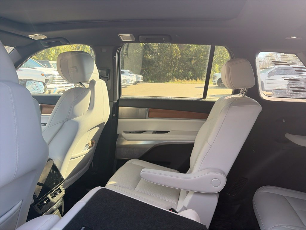 Certified 2026 Cadillac Vistiq Luxury w/ LPO, Floor Liner Package AWD/4WD image 9