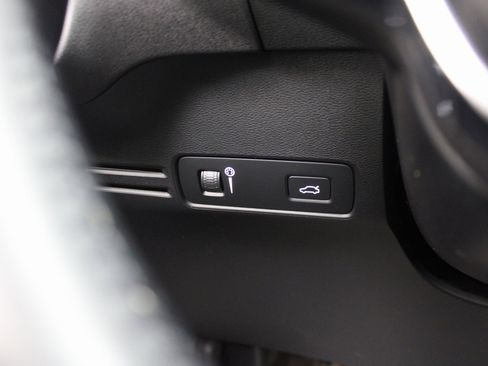 Used 2021 Volvo XC40 T5 Momentum image 35