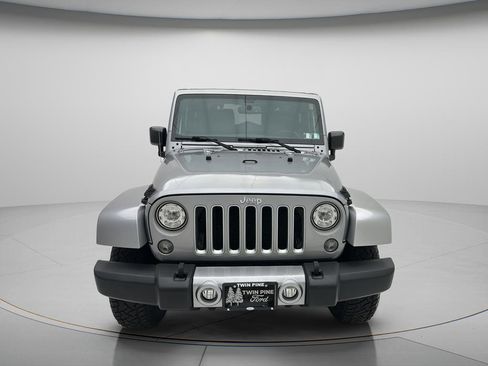 Used 2017 Jeep Wrangler Sahara w/ Connectivity Group AWD/4WD image 2