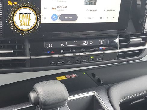 Used 2025 Toyota Sienna LE image 28