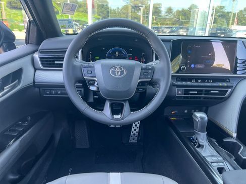 Used 2025 Toyota Camry SE w/ Convenience Package FWD image 15