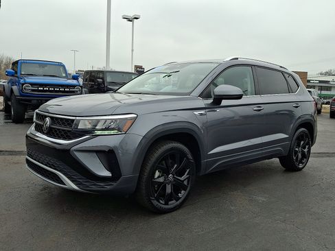 Certified 2023 Volkswagen Taos SE w/ Panoramic Sunroof Package image 3