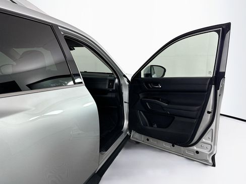 Used 2025 Nissan Pathfinder SL AWD/4WD image 34