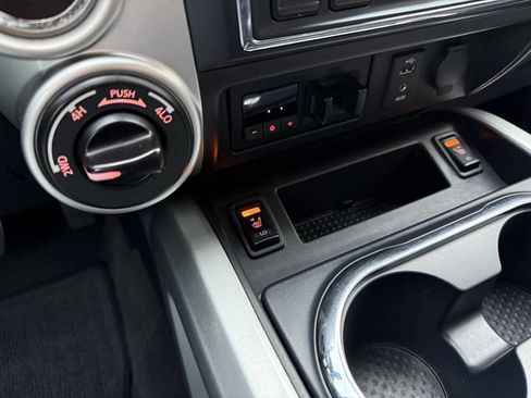 Used 2017 Nissan Titan SV image 26