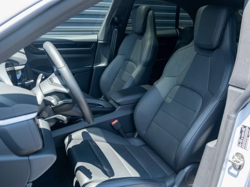 Used 2025 Porsche Macan Electric image 5