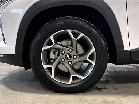 Used 2025 Chevrolet Trax LT w/ LT Convenience Package image 7