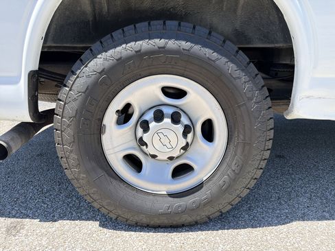 Used 2018 Chevrolet Express 2500 Extended RWD image 9