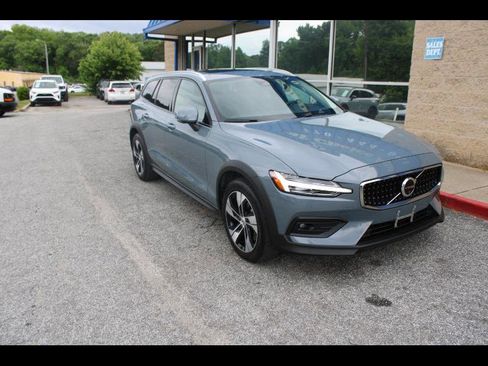 Used 2024 Volvo V60 B5 Cross Country Plus AWD/4WD image 1