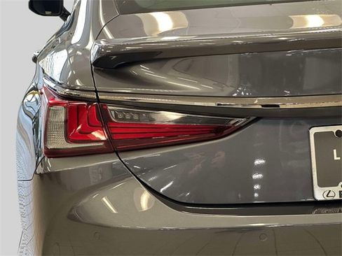 Used 2023 Lexus ES 300h F Sport image 12