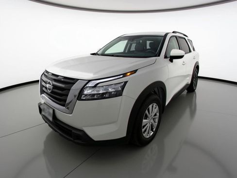 Used 2025 Nissan Pathfinder SV FWD image 3