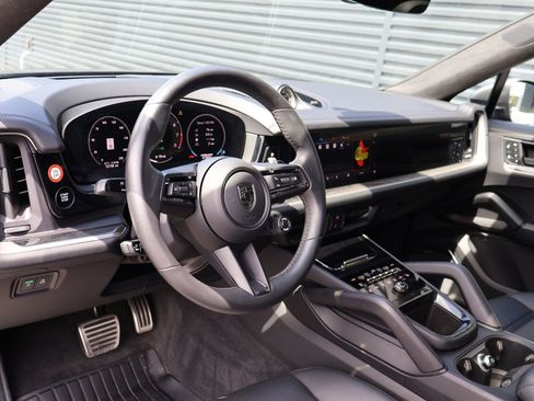 Certified 2025 Porsche Cayenne Turbo AWD/4WD image 4