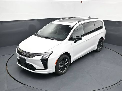 New 2027 Chrysler Pacifica Limited AWD/4WD image 40