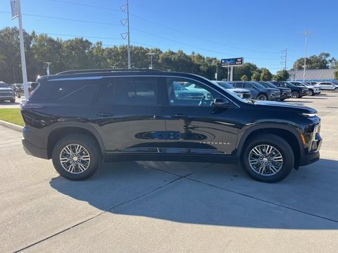 Used 2025 Chevrolet Traverse LT image 9