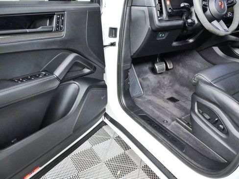 Used 2025 Porsche Cayenne GTS AWD/4WD image 13