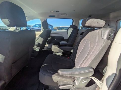Used 2023 Chrysler Voyager LX image 12