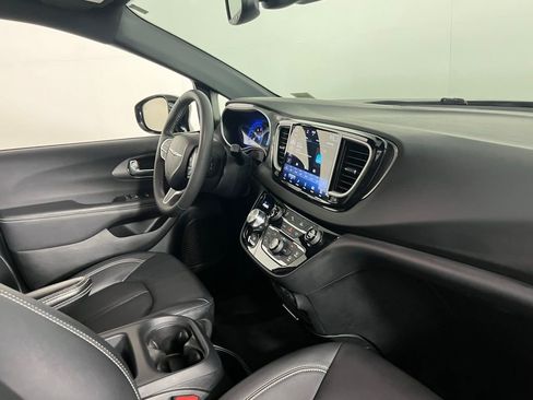 Used 2025 Chrysler Pacifica Select image 35