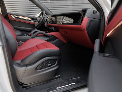 Certified 2026 Porsche Cayenne GTS AWD/4WD image 40