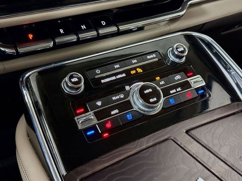 Used 2024 Lincoln Navigator Premiere AWD/4WD image 16