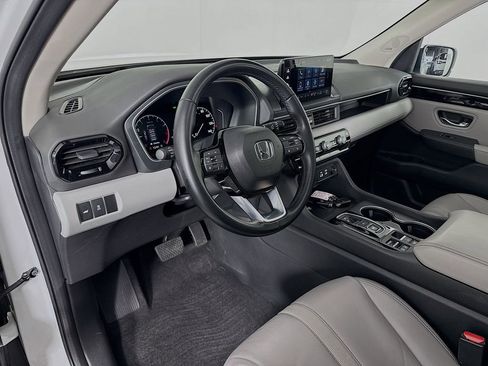 Used 2023 Honda Pilot Touring image 9