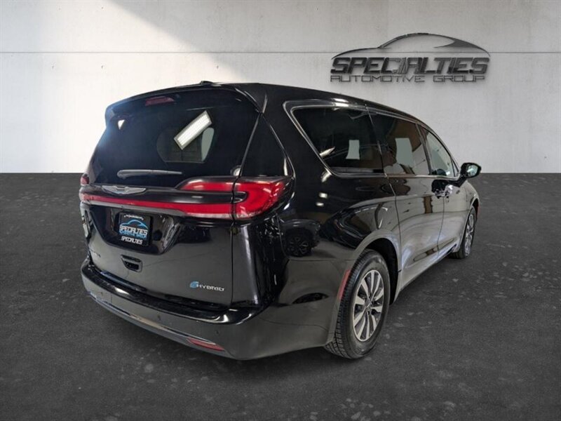 Used 2024 Chrysler Pacifica Limited FWD image 10
